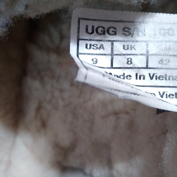 UGG slippers sz 9 - Picture 6 of 6